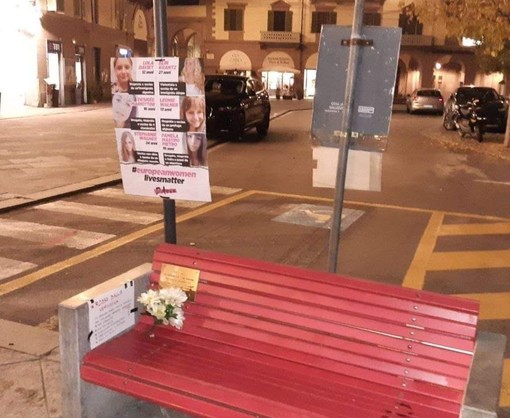 #europeanwomenlivesmatter: il cartello suprematista sulla panchina rossa di Fossano non è un gesto isolato