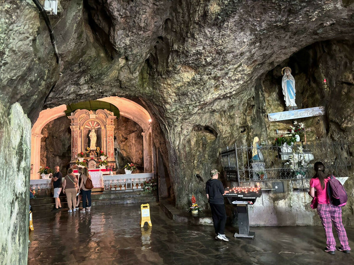 Oggi la messa Pentecoste nella chiesa nella grotta di Santa Lucia a Villanova Mondovì Oggi la messa Pentecoste nella chiesa nella grotta di Santa Lucia a Villanova Mondovì