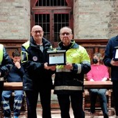 Le celebrazioni dei 25 anni del gruppo di Protezione Civile con Franco Sampò al centro Le celebrazioni dei 25 anni del gruppo di Protezione Civile con Franco Sampò al centro