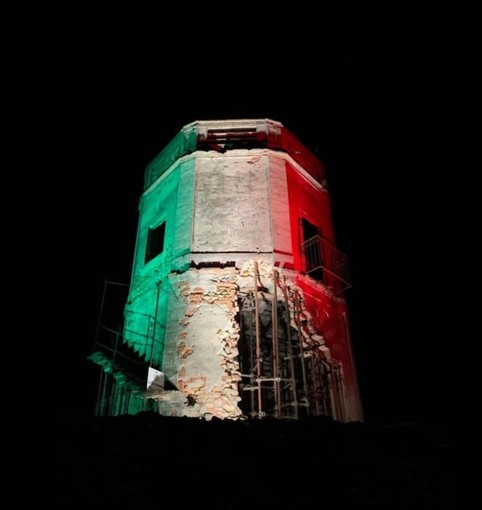 Il Torion di Vezza d'Alba illuminato con il tricolore come simbolo di unione e vicinanza tra i comuni