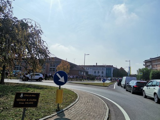 La foto che testimonia il traffico quotidiano all'uscita degli studenti presso l'istituto &quot;L. Einaudi&quot; ad Alba