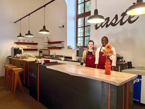 Saluzzo, riapre il "Tastè" sotto il loggiato del Castello: la gestione affidata a "Voci Erranti"