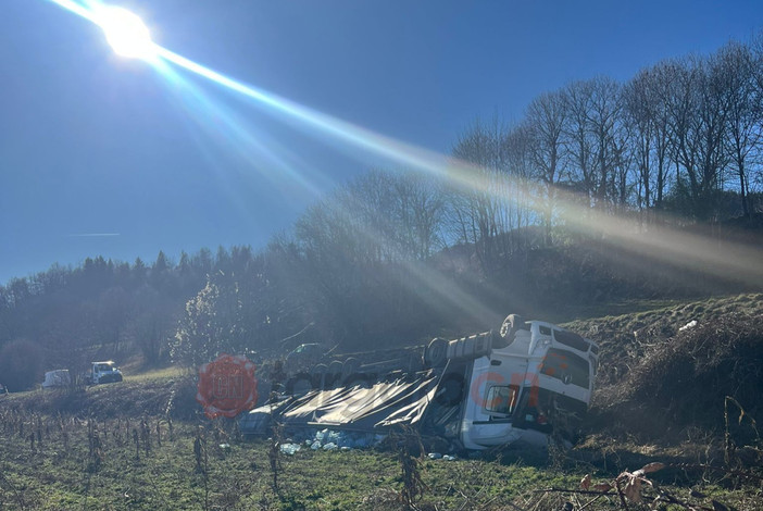 Tir fuori strada sulla Sp23 a Vignolo: traffico in tilt nel tardo pomeriggio Tir fuori strada sulla Sp23 a Vignolo: traffico in tilt nel tardo pomeriggio