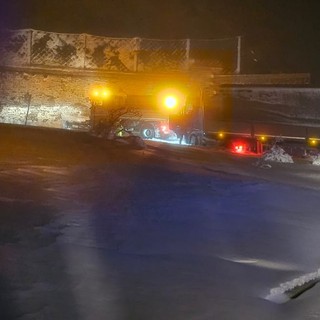 Mezzo pesante intraversato per una fitta nevicata  ieri sera sul Colle della Maddalena