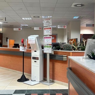 Ospedale di Cuneo, il totem dell'Accettazione e delle Casse fuori uso da giorni