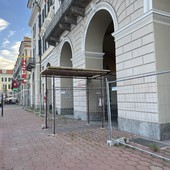 Dopo due anni e mezzo, ancora transennata la facciata del tribunale di Cuneo