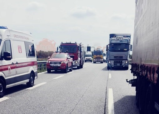 Tamponamento tra mezzi pesanti e vetture in autostrada a Fossano