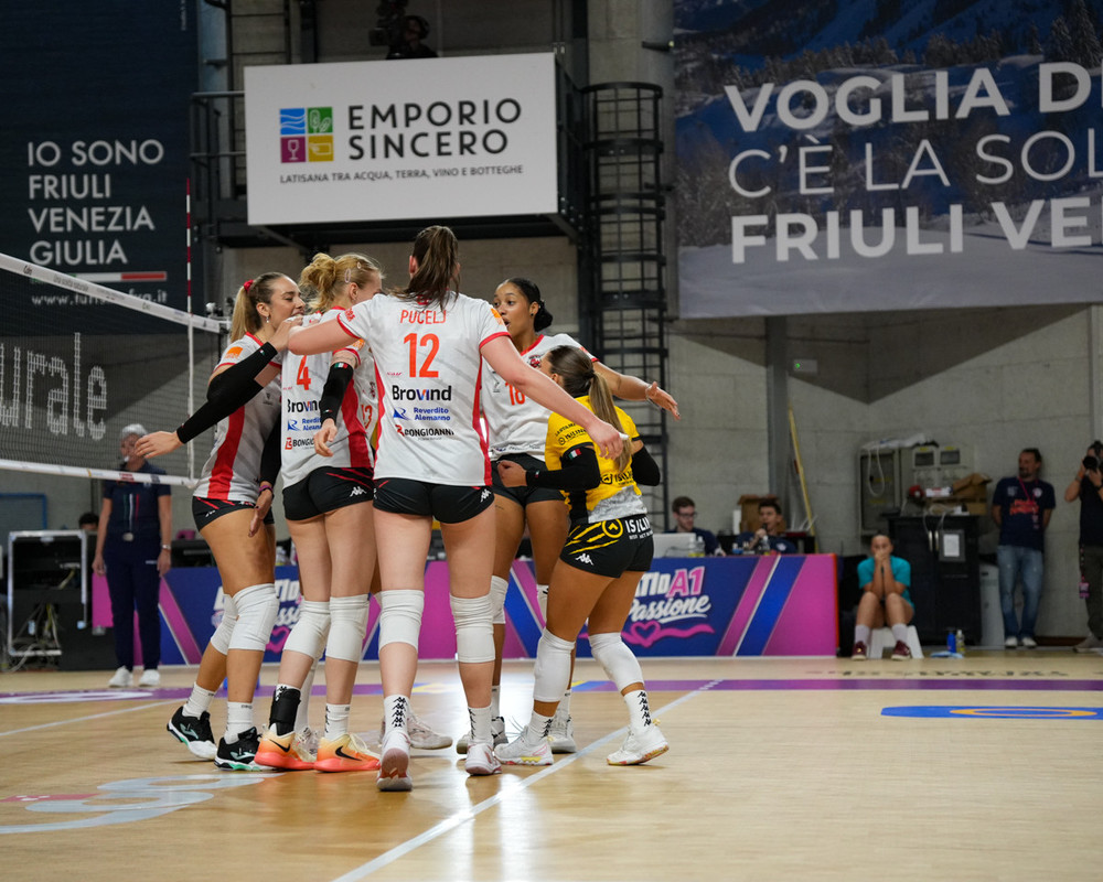 Granda Volley non passa a Talmassons nella prima delle sfide salvezza del volley femminile di A1 Granda Volley non passa a Talmassons nella prima delle sfide salvezza del volley femminile di A1