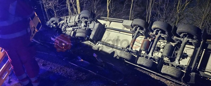 Tir si ribalta sulla Statale 21 del Colle della Maddalena: strada chiusa a Demonte