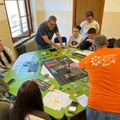 Al Vallauri di Fossano gli studenti imparano economia al tavolo di “Hegemony”