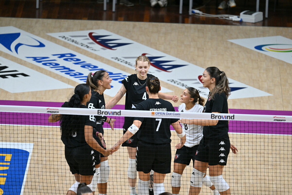 VOLLEY / Gatte ancora al lavoro: allenamento congiunto con Brescia VOLLEY / Gatte ancora al lavoro: allenamento congiunto con Brescia