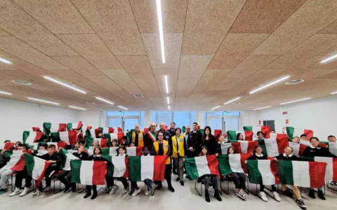 Il Lions Club Busca e Valli dona il Tricolore agli alunni delle classi quinte