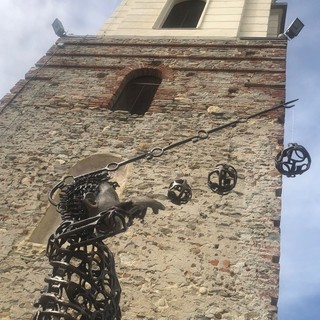 Il campanile di Farigliano con un'opera dell'artista piozzese Franco Sebastiano Alessandria