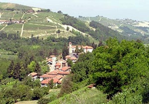 Trezzo Tinella, si inaugura il rinnovato punto panoramico "Donna di Langa" Trezzo Tinella, si inaugura il rinnovato punto panoramico "Donna di Langa"