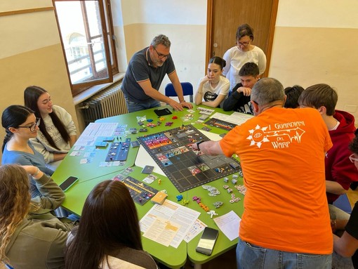 Al Vallauri di Fossano gli studenti imparano economia al tavolo di “Hegemony”