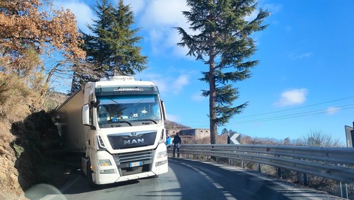 Statale 28, Pornassio chiude ai Tir: nuova ordinanza del sindaco Adolfo, divieto senza eccezioni