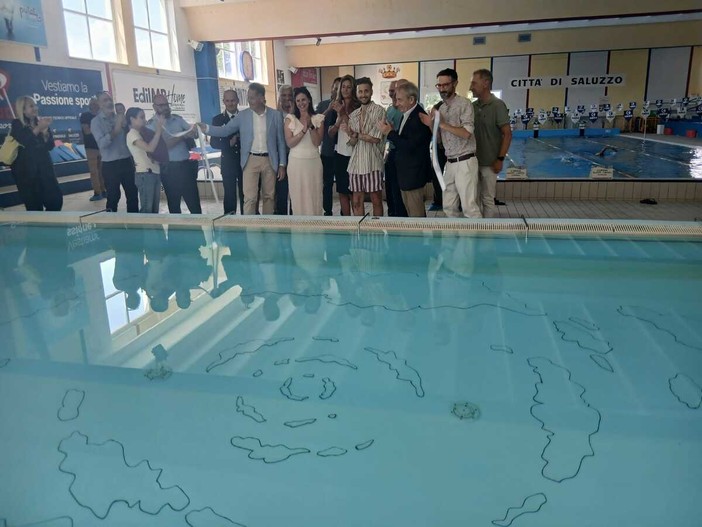 Saluzzo, taglio del nastro in piscina dell'opera di Davide Sgambaro, vincitore del premio Matteo Olivero 2026 Saluzzo, taglio del nastro in piscina dell'opera di Davide Sgambaro, vincitore del premio Matteo Olivero 2026