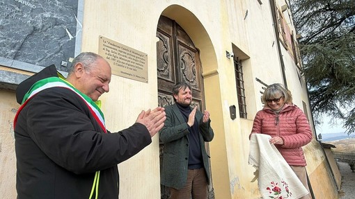 Mombasiglio ricorda Riccardo Selini e la sua famiglia con una targa: salvarono il castello che oggi è polo culturale
