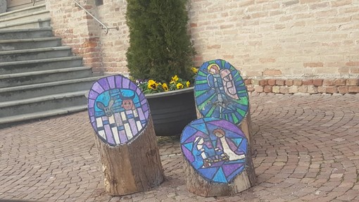 A Corneliano d’Alba il Natale diventa arte con il presepe disegnato su tronchi di legno A Corneliano d’Alba il Natale diventa arte con il presepe disegnato su tronchi di legno