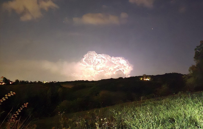 Il temporale nella notte tra sabato e domenica fotografato in zona Vicoforte da un lettore