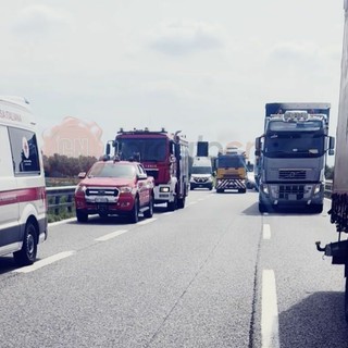 Tamponamento tra mezzi pesanti e vetture in autostrada a Fossano Tamponamento tra mezzi pesanti e vetture in autostrada a Fossano