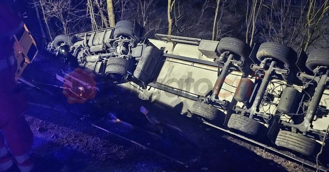 Tir si ribalta sulla Statale 21 del Colle della Maddalena: strada chiusa a Demonte