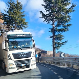 Statale 28, Pornassio chiude ai Tir: nuova ordinanza del sindaco Adolfo, divieto senza eccezioni