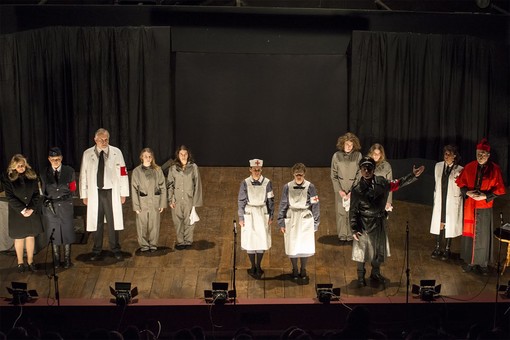 Tutto il cast di Action T4 sul palcoscenico del teatro civico (Foto dello studio Immagine Saluzzo
