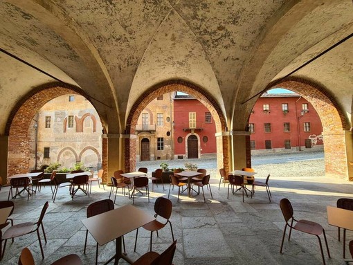 Saluzzo, il locale Tastè bistrot, sotto il loggiato dell'antico palazzo comunale in salita al Castello Saluzzo, il locale Tastè bistrot, sotto il loggiato dell'antico palazzo comunale in salita al Castello