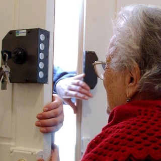 Allarme truffa a Grinzane: falso addetto del Comune tenta di entrare in una casa