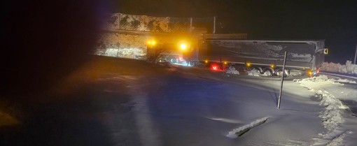 Mezzo pesante intraversato per una fitta nevicata  ieri sera sul Colle della Maddalena