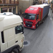 Semaforo di Demonte e i problemi di sempre: il paese è ancora ostaggio dei tir e il sindaco convoca i commercianti Semaforo di Demonte e i problemi di sempre: il paese è ancora ostaggio dei tir e il sindaco convoca i commercianti