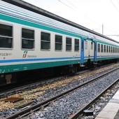 "Dai 50 ai 100 minuti di ritardo: spostarsi in treno tra Fossano e Savona è ormai insostenibile"