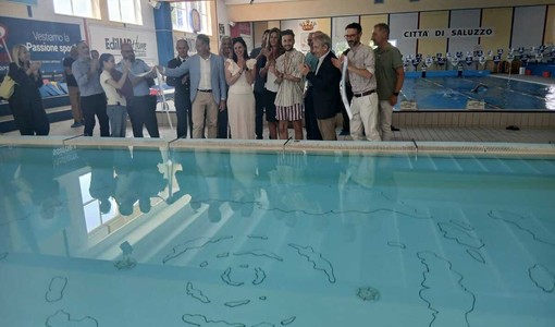 Saluzzo, taglio del nastro in piscina dell'opera di Davide Sgambaro, vincitore del premio Matteo Olivero 2026 Saluzzo, taglio del nastro in piscina dell'opera di Davide Sgambaro, vincitore del premio Matteo Olivero 2026