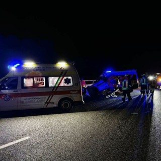 Tamponamento sull’A6 tra Fossano e Carrù: auto cappottata, un ferito lieve
