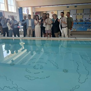Saluzzo, taglio del nastro in piscina dell'opera di Davide Sgambaro, vincitore del premio Matteo Olivero 2026