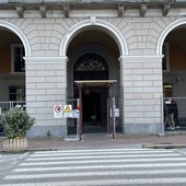 Tribunale di Cuneo transennato da fine 2021, il Comune: "E' un bene vincolato, i tempi si allungano" Tribunale di Cuneo transennato da fine 2021, il Comune: "E' un bene vincolato, i tempi si allungano"