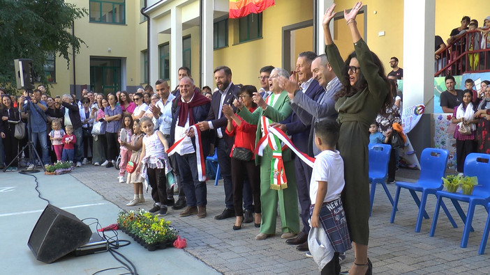 Il taglio del nastro all'inaugurazione dell'I.C. Einaudi di Cuneo Il taglio del nastro all'inaugurazione dell'I.C. Einaudi di Cuneo
