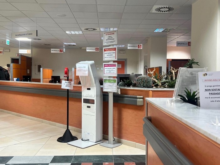 Ospedale di Cuneo, il totem dell'Accettazione e delle Casse fuori uso da giorni