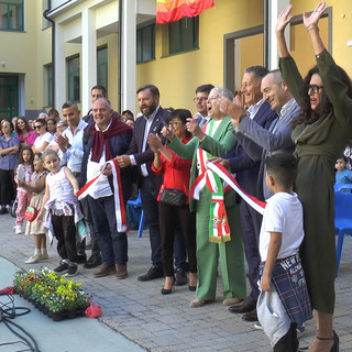 Il taglio del nastro all'inaugurazione dell'I.C. Einaudi di Cuneo