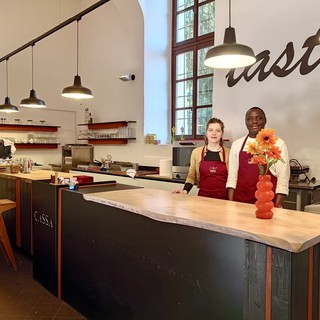 Saluzzo, riapre il "Tastè" sotto il loggiato del Castello: la gestione affidata a "Voci Erranti"