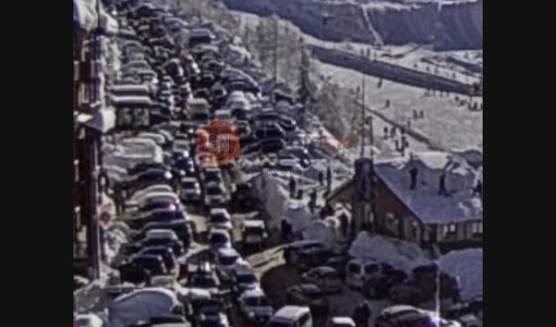 Traffico paralizzato verso Prato Nevoso: filtraggio delle auto sulla provinciale che porta alle piste