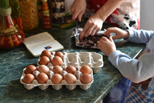 Da Alba a Torino, una donazione di uova per i senzatetto di due dormitori