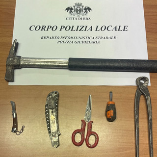 Aveva un martello, forbici e altri arnesi atti ad offendere: denunciato dalla Polizia Locale di Bra