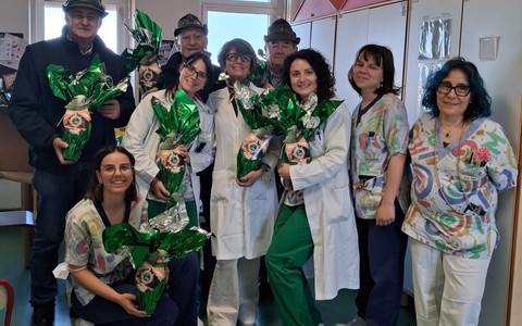 Savigliano, gli Alpini portano le uova di Pasqua ai bambini della Pediatria