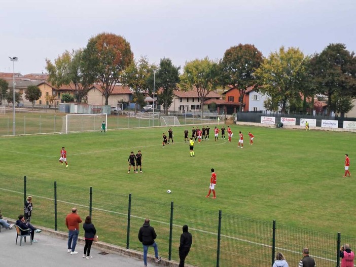 Calcio Eccellenza / Grande equilibrio nel derby tra Cuneo e Centallo, al “Paschiero” finisce 1-1