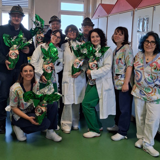 Savigliano, gli Alpini portano le uova di Pasqua ai bambini della Pediatria