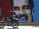 Un murales raffigurante Maduro (foto Afp - Adnkronos) Un murales raffigurante Maduro (foto Afp - Adnkronos)
