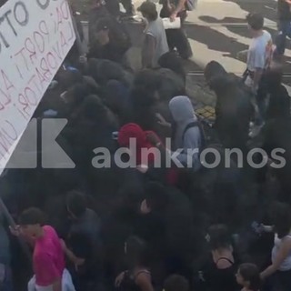 Proteste studenti a Roma, incappucciati infiltrati nel corteo Proteste studenti a Roma, incappucciati infiltrati nel corteo