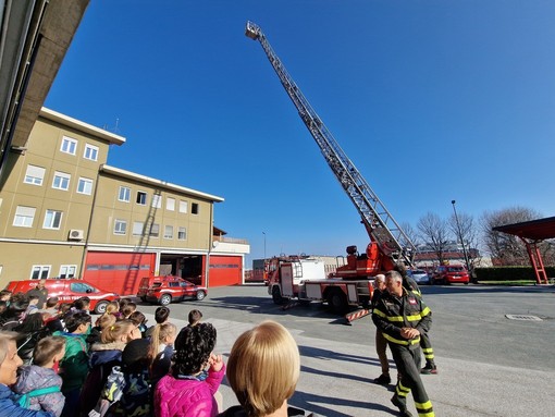I bambini della primaria di Roata Rossi "a lezione" con i Vigili del Fuoco di Cuneo I bambini della primaria di Roata Rossi "a lezione" con i Vigili del Fuoco di Cuneo